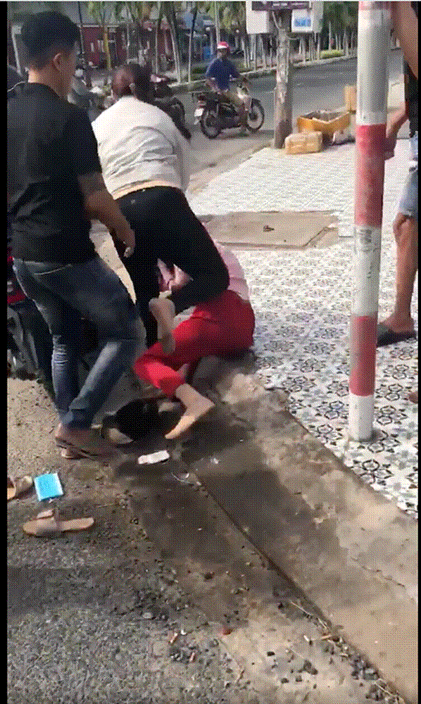 Xôn xao đoạn clip người vợ liên tục túm tóc, tát tới tấp tình nhân của chồng, nhưng hoá ra chỉ là đánh ghen oan?-1