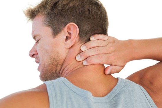 Ngủ dậy cổ bỗng bị đau cứng không quay được, làm thế nào để giải quyết nhanh tình trạng khó chịu này?