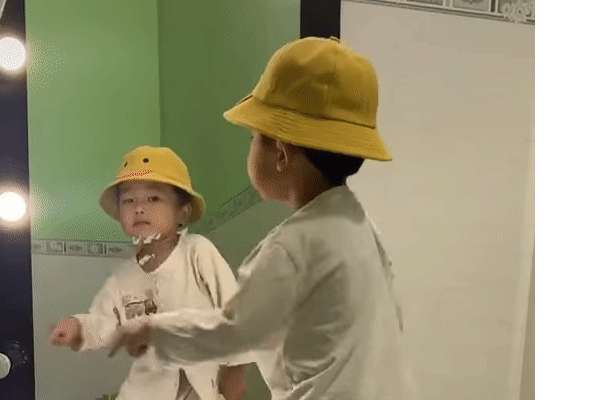Cậu bé hot nhất MXH: Nhạc lên là quẩy, động tác thuần thục tới bất ngờ, nhưng dân mạng lại xuýt xoa không ngớt vì lý do này