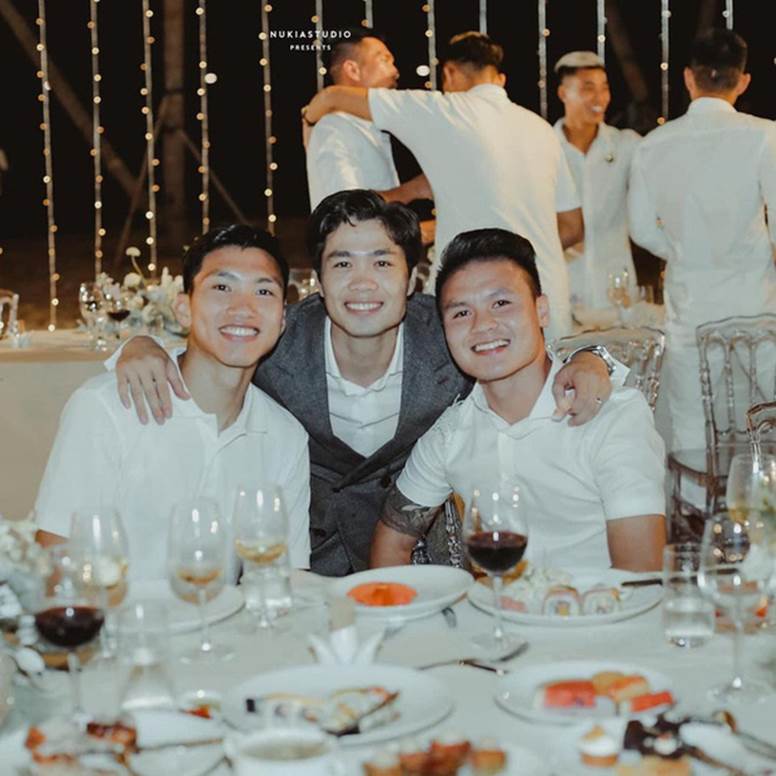 Công Phượng sau 3 đám cưới đình đám ngồi trà chanh chém gió với Văn Hậu, bị bạn quay lén khuôn mặt mãn nguyện khi là người đã có vợ-3