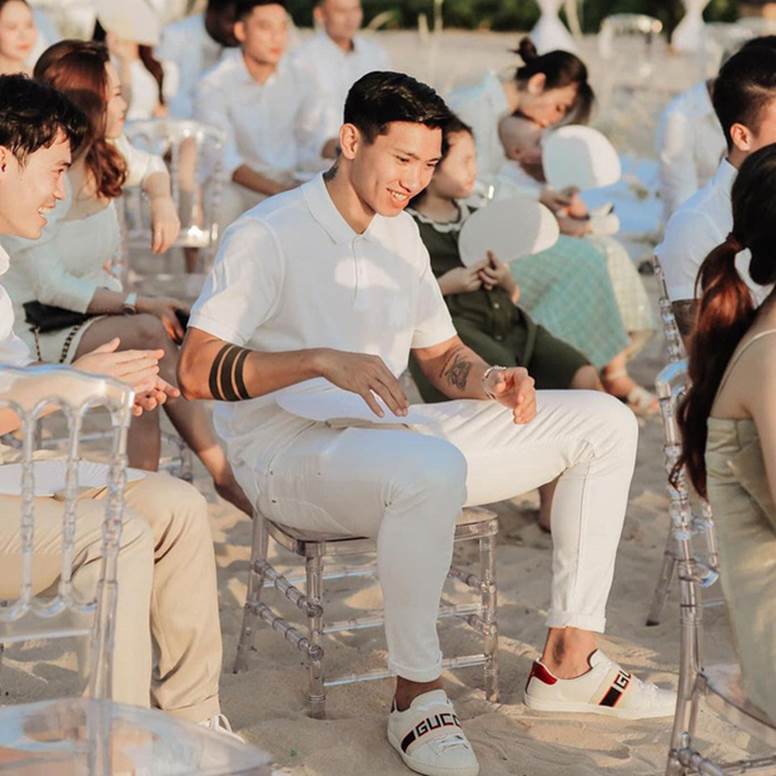 Công Phượng sau 3 đám cưới đình đám ngồi trà chanh chém gió với Văn Hậu, bị bạn quay lén khuôn mặt mãn nguyện khi là người đã có vợ-4