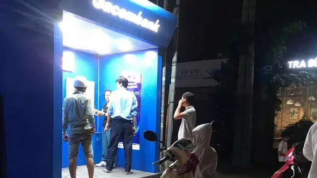 Rút tiền bị nuốt thẻ, người đàn ông đập phá trụ ATM ở Bình Dương-1
