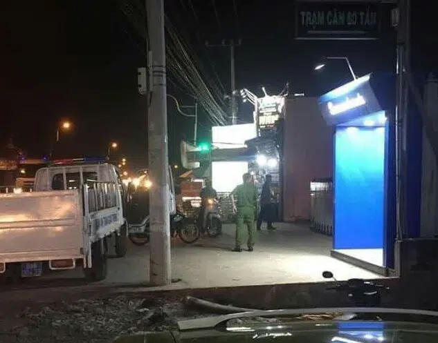 Rút tiền bị nuốt thẻ, người đàn ông đập phá trụ ATM ở Bình Dương-2