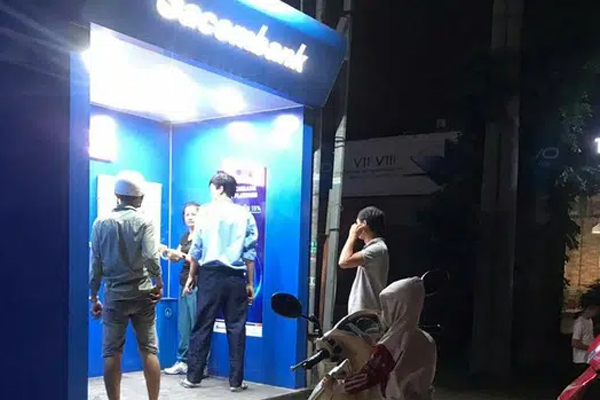 Tạm giữ đối tượng dùng búa đập máy ATM vì bị trừ tiền-2