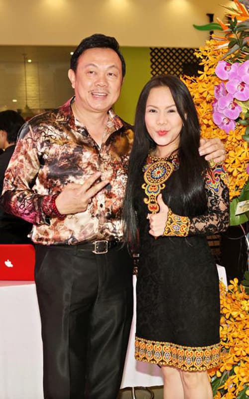 Việt Hương thông báo điều bất ngờ trong tang lễ Chí Tài: Miễn chấp điếu, tiền viếng gửi cho bà con miền Trung-2