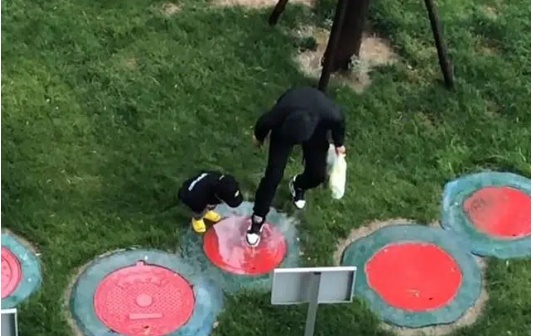 Chồng đưa con trai đi mua đồ giúp vợ, vừa về đã thấy vợ cầm chổi lông gà đợi sẵn, biết nguyên do anh đành cam chịu-1