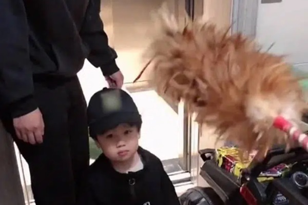 Nhà có cửa hàng bánh kẹo, bé trai ngày nào cũng làm 1 việc khiến mẹ cạn lời nhưng dân mạng lại nhìn thấy điểm đáng khen-7