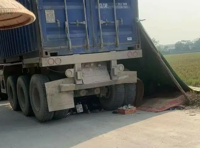 Thương tâm: Xe container lùi vào đường làng cán chết 2 chị em ruột ở Hà Nội-2