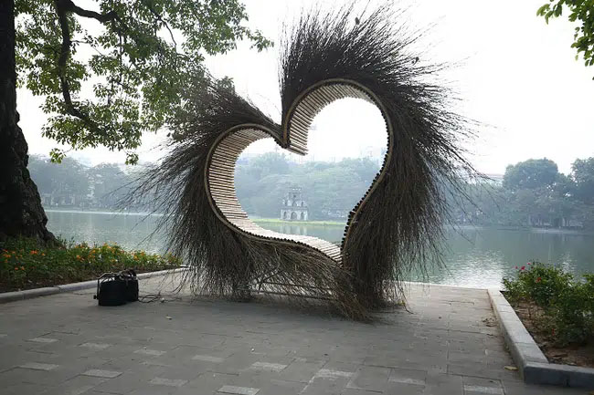 Tiểu cảnh trái tim lông lá ở bờ hồ Hoàn Kiếm đã được dỡ bỏ sau khi gây tranh cãi dữ dội-1
