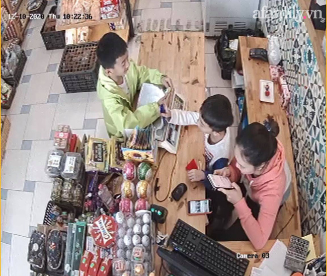 Nhà có cửa hàng bánh kẹo, bé trai ngày nào cũng làm 1 việc khiến mẹ cạn lời nhưng dân mạng lại nhìn thấy điểm đáng khen-1