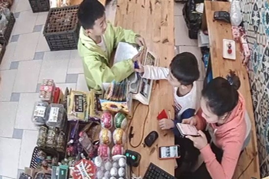 Nhà có cửa hàng bánh kẹo, bé trai ngày nào cũng làm 1 việc khiến mẹ 