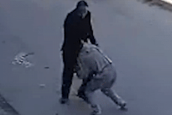 Con gái đi đêm không về bố vừa gặp liền giáo dục” giữa đường, video ghi cảnh tượng này khiến ai cũng phẫn nộ và gây ra nhiều tranh cãi-1