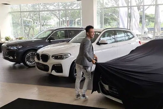 Một người tiết lộ cách đại gia Minh Nhựa đi mua một lúc 3 chiếc xe ô tô hạng sang bằng cách nở nụ cười nhẹ như lông hồng, đẳng cấp đại gia chính là đây!?