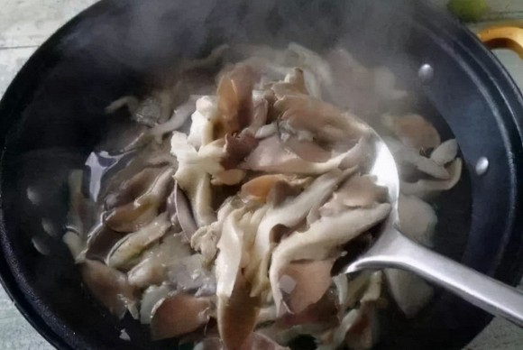 Có nên chần nấm trước khi xào không? Nếu làm sai, bảo sao nấm không thơm-2