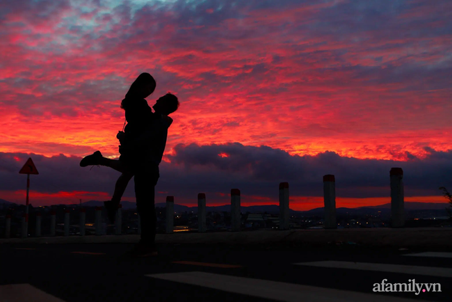 Chuyện tình gây bão MXH hôm nay: Bị cắm sừng bỏ lên Đà Lạt, cô gái Sài Gòn cua luôn nhân viên homestay, đi chơi với nhau vẫn sợ bắt cóc!-5