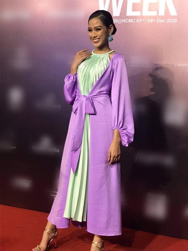 HH Đỗ Thị Hà ngày càng xuống sắc, ăn vận kém đẹp sau đăng quang cũng chỉ bởi lý do xót xa ít người để ý-5