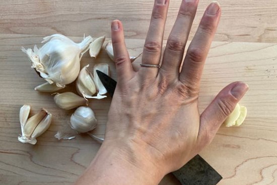 Thử 6 cách bóc tỏi và bạn sẽ biết đâu là cách 