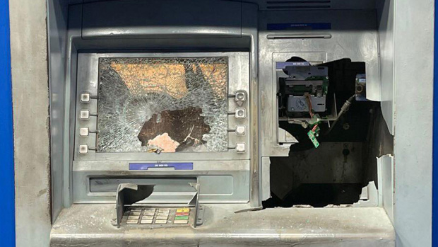 Tạm giữ đối tượng dùng búa đập máy ATM vì bị trừ tiền-1