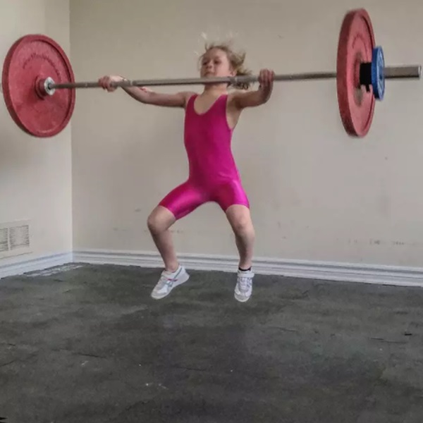Bé gái 7 tuổi khỏe nhất thế giới nâng tạ 80 kg-1
