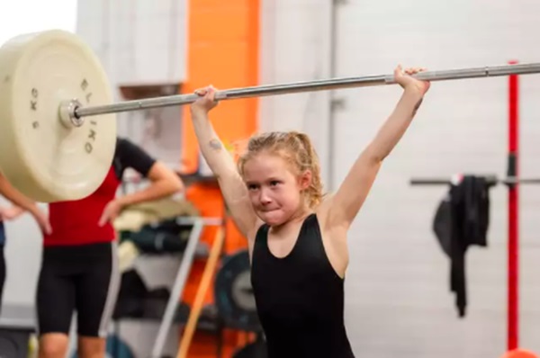 Bé gái 7 tuổi khỏe nhất thế giới nâng tạ 80 kg-3