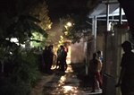 Kinh hoàng: Bị hàng xóm tưới xăng đốt nhà trong đêm, người phụ nữ mang thai cùng con nhỏ may mắn thoát chết-2