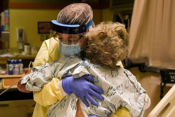 Nhìn lại năm 2020 qua 46 bức ảnh ấn tượng nhất: Một năm đầy biến động, thế giới quay cuồng trong thiên tai dịch bệnh và những mất mát không thể nào quên-44