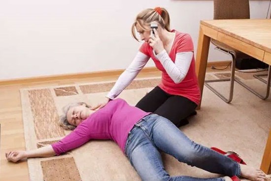 Thấy người bị đột quỵ, bác sĩ chỉ ra 3 điều NÊN LÀM và 3 điều KHÔNG NÊN LÀM để an toàn cho bệnh nhân