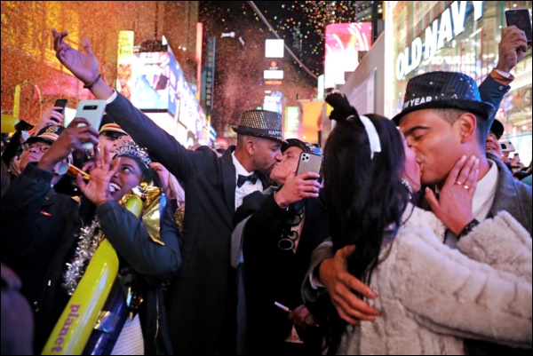 Nhìn lại năm 2020 qua 46 bức ảnh ấn tượng nhất: Một năm đầy biến động, thế giới quay cuồng trong thiên tai dịch bệnh và những mất mát không thể nào quên-1