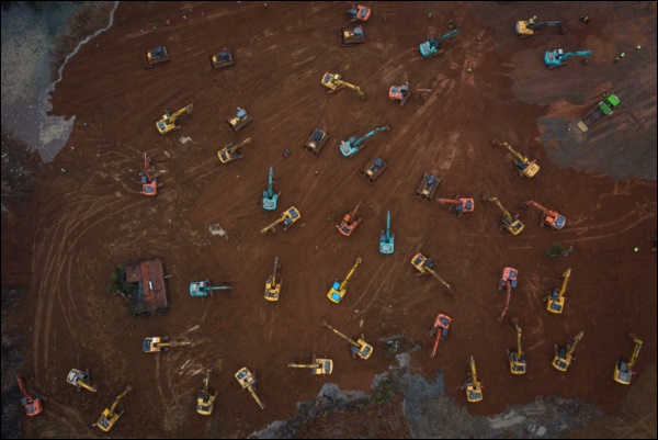 Nhìn lại năm 2020 qua 46 bức ảnh ấn tượng nhất: Một năm đầy biến động, thế giới quay cuồng trong thiên tai dịch bệnh và những mất mát không thể nào quên-7