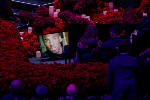 Nhìn lại năm 2020 qua 46 bức ảnh ấn tượng nhất: Một năm đầy biến động, thế giới quay cuồng trong thiên tai dịch bệnh và những mất mát không thể nào quên-10