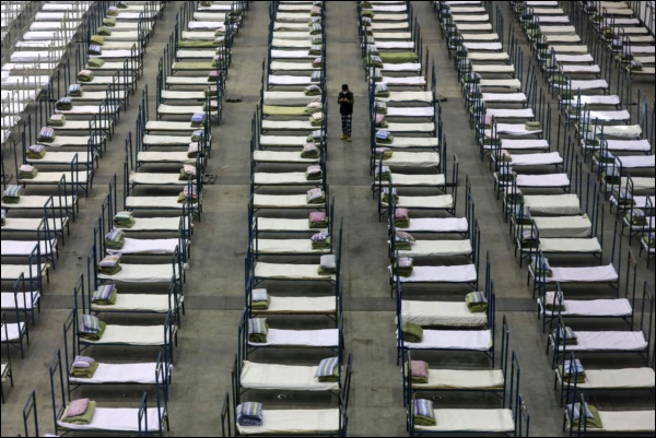 Nhìn lại năm 2020 qua 46 bức ảnh ấn tượng nhất: Một năm đầy biến động, thế giới quay cuồng trong thiên tai dịch bệnh và những mất mát không thể nào quên-11