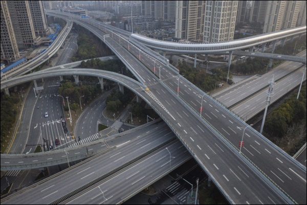 Nhìn lại năm 2020 qua 46 bức ảnh ấn tượng nhất: Một năm đầy biến động, thế giới quay cuồng trong thiên tai dịch bệnh và những mất mát không thể nào quên-14