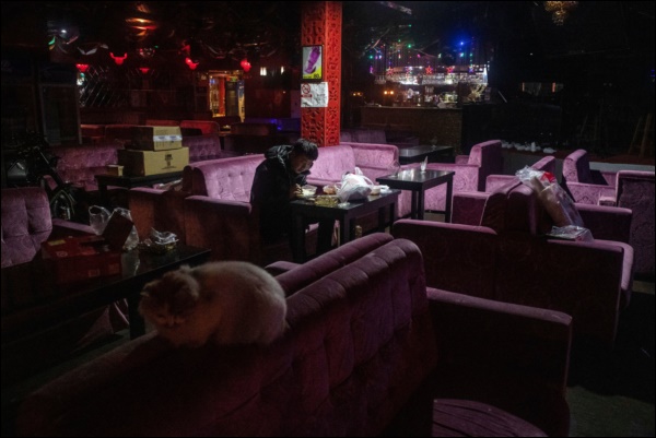 Nhìn lại năm 2020 qua 46 bức ảnh ấn tượng nhất: Một năm đầy biến động, thế giới quay cuồng trong thiên tai dịch bệnh và những mất mát không thể nào quên-15