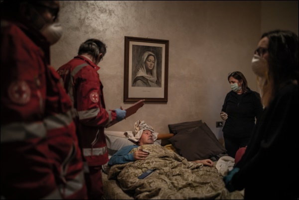 Nhìn lại năm 2020 qua 46 bức ảnh ấn tượng nhất: Một năm đầy biến động, thế giới quay cuồng trong thiên tai dịch bệnh và những mất mát không thể nào quên-17