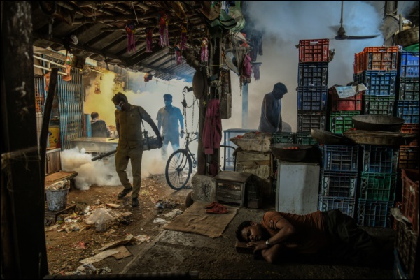 Nhìn lại năm 2020 qua 46 bức ảnh ấn tượng nhất: Một năm đầy biến động, thế giới quay cuồng trong thiên tai dịch bệnh và những mất mát không thể nào quên-18