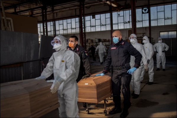 Nhìn lại năm 2020 qua 46 bức ảnh ấn tượng nhất: Một năm đầy biến động, thế giới quay cuồng trong thiên tai dịch bệnh và những mất mát không thể nào quên-19