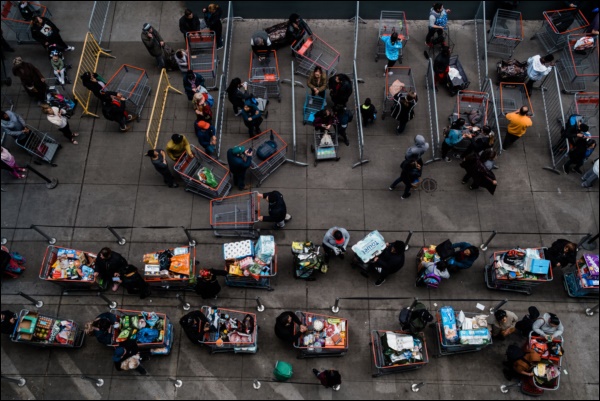 Nhìn lại năm 2020 qua 46 bức ảnh ấn tượng nhất: Một năm đầy biến động, thế giới quay cuồng trong thiên tai dịch bệnh và những mất mát không thể nào quên-24