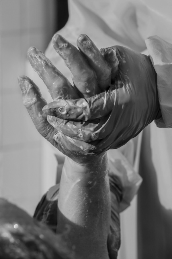 Nhìn lại năm 2020 qua 46 bức ảnh ấn tượng nhất: Một năm đầy biến động, thế giới quay cuồng trong thiên tai dịch bệnh và những mất mát không thể nào quên-28