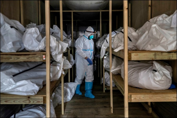 Nhìn lại năm 2020 qua 46 bức ảnh ấn tượng nhất: Một năm đầy biến động, thế giới quay cuồng trong thiên tai dịch bệnh và những mất mát không thể nào quên-29