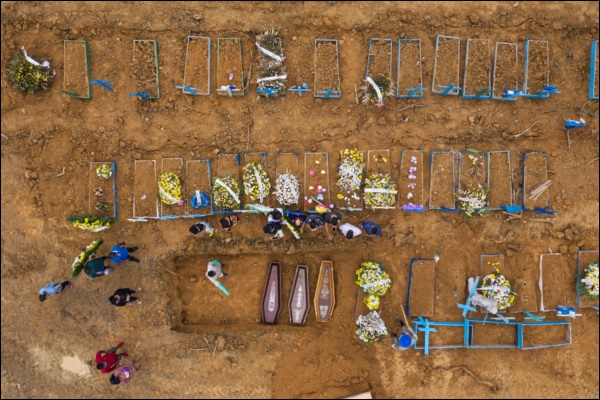 Nhìn lại năm 2020 qua 46 bức ảnh ấn tượng nhất: Một năm đầy biến động, thế giới quay cuồng trong thiên tai dịch bệnh và những mất mát không thể nào quên-32