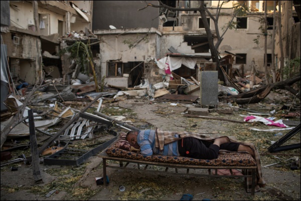 Nhìn lại năm 2020 qua 46 bức ảnh ấn tượng nhất: Một năm đầy biến động, thế giới quay cuồng trong thiên tai dịch bệnh và những mất mát không thể nào quên-35