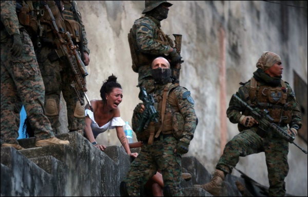 Nhìn lại năm 2020 qua 46 bức ảnh ấn tượng nhất: Một năm đầy biến động, thế giới quay cuồng trong thiên tai dịch bệnh và những mất mát không thể nào quên-36