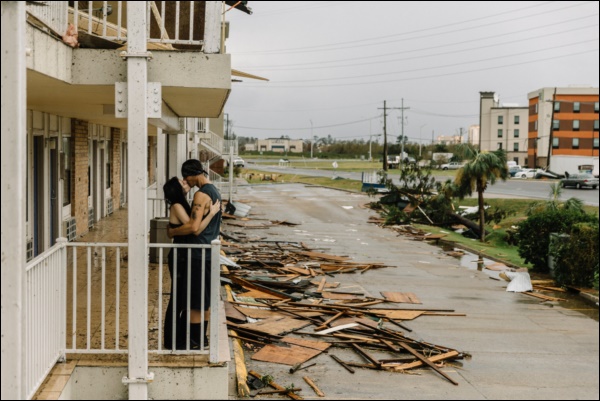 Nhìn lại năm 2020 qua 46 bức ảnh ấn tượng nhất: Một năm đầy biến động, thế giới quay cuồng trong thiên tai dịch bệnh và những mất mát không thể nào quên-38