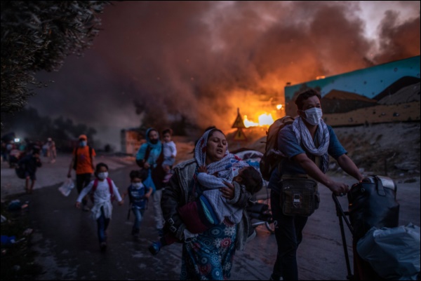 Nhìn lại năm 2020 qua 46 bức ảnh ấn tượng nhất: Một năm đầy biến động, thế giới quay cuồng trong thiên tai dịch bệnh và những mất mát không thể nào quên-39