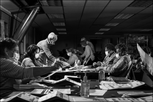 Nhìn lại năm 2020 qua 46 bức ảnh ấn tượng nhất: Một năm đầy biến động, thế giới quay cuồng trong thiên tai dịch bệnh và những mất mát không thể nào quên-40