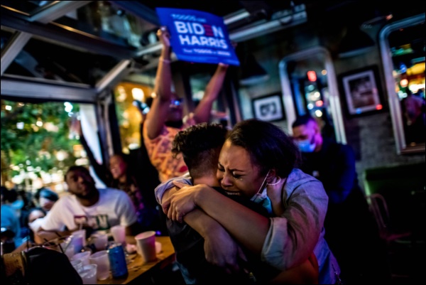 Nhìn lại năm 2020 qua 46 bức ảnh ấn tượng nhất: Một năm đầy biến động, thế giới quay cuồng trong thiên tai dịch bệnh và những mất mát không thể nào quên-41