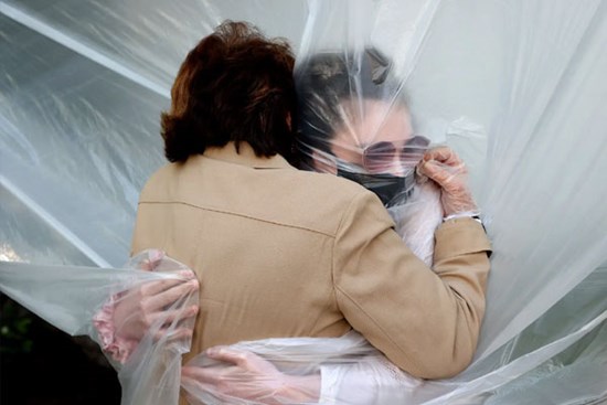 Nhìn lại năm 2020 qua 46 bức ảnh ấn tượng nhất: Một năm đầy biến động, thế giới quay cuồng trong thiên tai dịch bệnh và những mất mát không thể nào quên