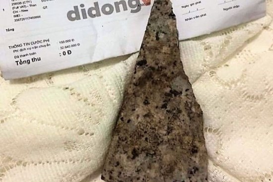 Mua iPhone 12 Pro Max trên mạng, nhận được cục đá