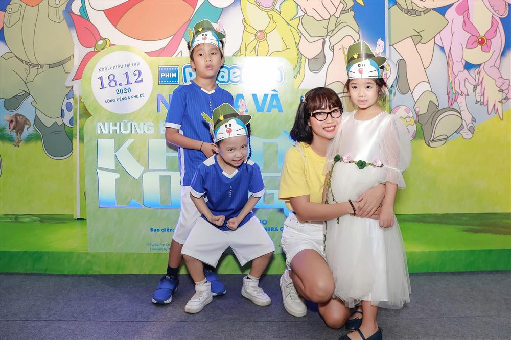 ngoại hình mới nhất của nữ game Mai Phương: Lớn phổng phao, xinh như bản sao của mẹ, thú vị đi dạo bên Ốc Thanh Vân và bảo mẫu-3