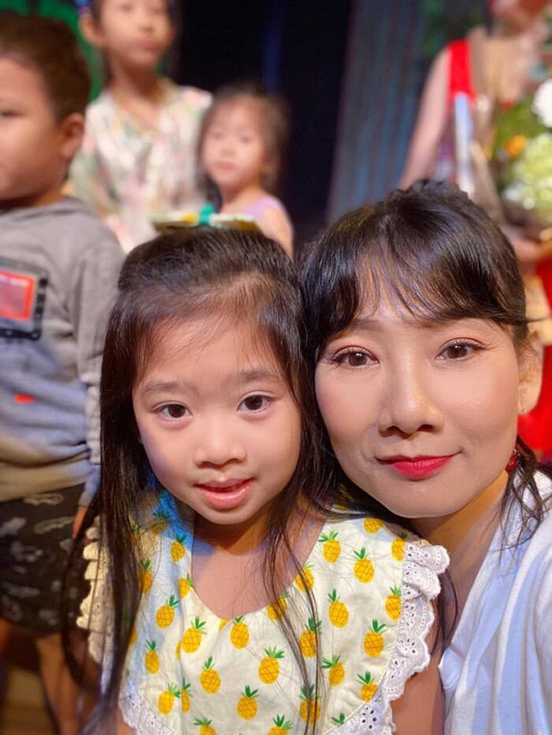 Hình ảnh mới nhất của con gái Mai Phương: Lớn phổng phao, xinh như bản sao của mẹ, thích thú đi chơi bên Ốc Thanh Vân và bảo mẫu-5